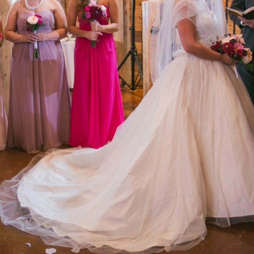 Vera Wang Wedding Dress - Picture 6 of 9